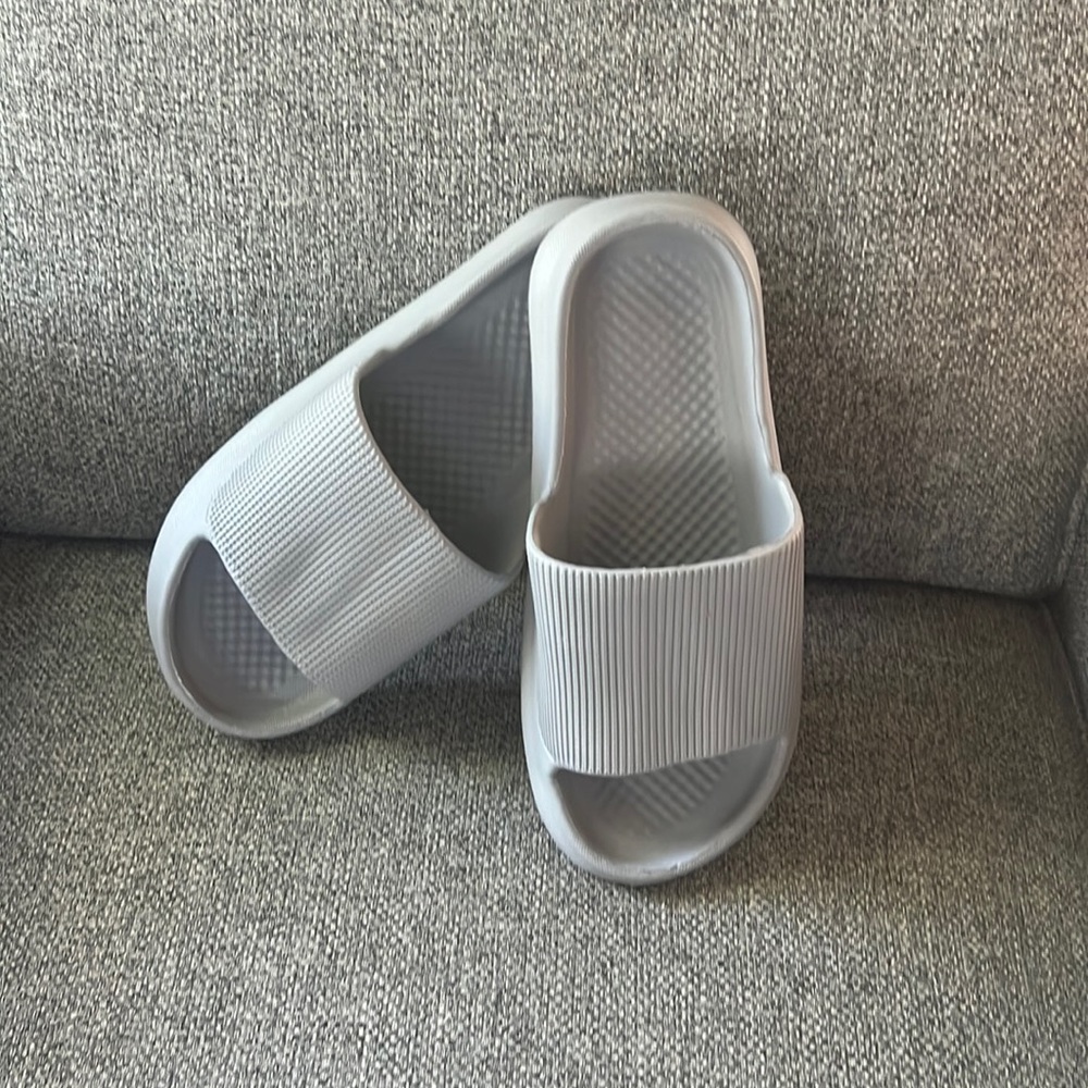 Brand new cloud shoes size 40-41